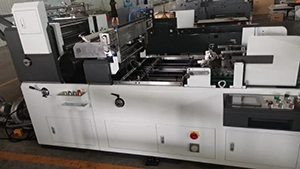 Machine à poser les fenêtres des cartons (Station Window Patcher)