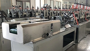 Machine de production de cornières de protection en carton