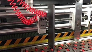 Réglage de la plaque de guidage gauche du dispositif d'alimentation du bord d'attaque