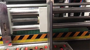 Réglage de la plaque de guidage droite du dispositif d'alimentation du bord d'attaque