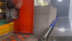 Ligne de découpe rotative rainurage impression flexo sur le site d'un client chilien