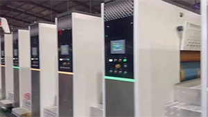 Ligne de découpe rotative rainurage impression flexo haute définition 5 couleurs type fixe sur le site d’un client en Arabie saoudite