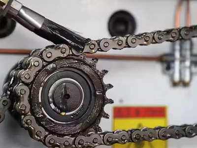 Système d’entraînement par chaîne et section convoyeur