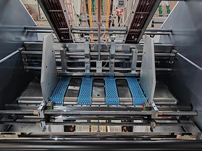 Section de bord d'attaque à bande