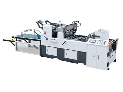 Machine à poser les fenêtres des cartons (Station Window Patcher)