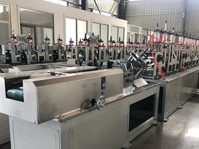 Machine de production de cornières de protection en carton